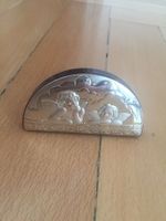 Objet décoratif. Argent? Support en bois. Envoi poste +8.50