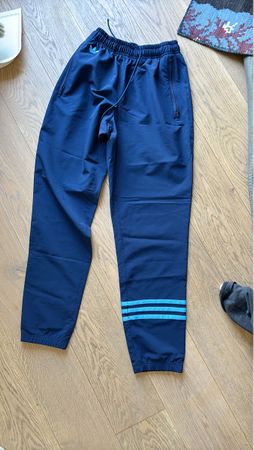 Pantalon de survêtement Adidas bleu, trois bandes turquoises