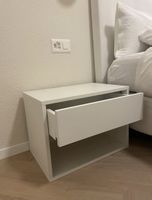 2x tables de chevet blanches / 2x Nachttische