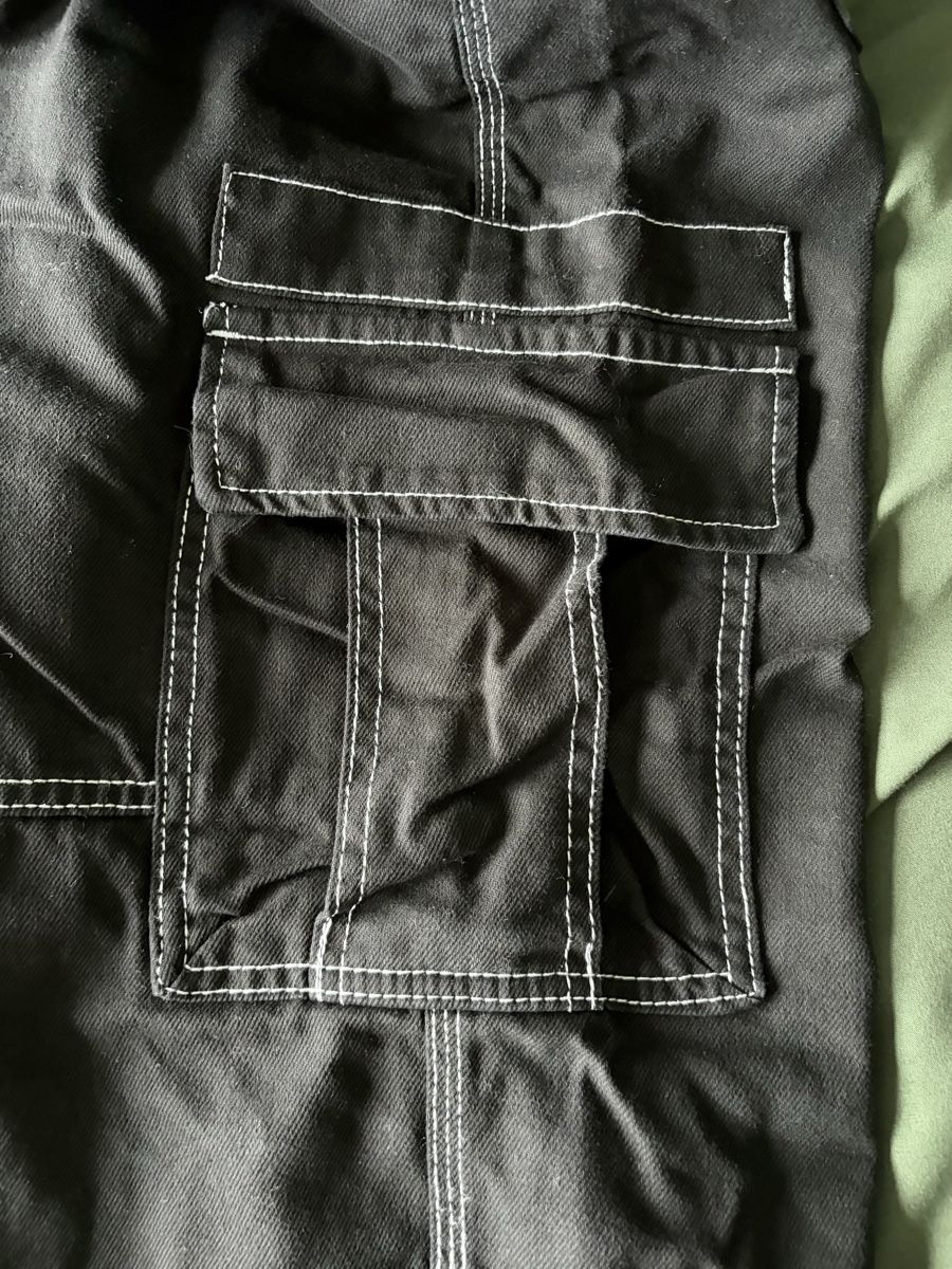 Bershka Pantaloni: Pantalon Cargo noir avec coutures blanches taille 46 – Nuovo (secondo la descrizione) da Fribourg venduto da jer_p6kc 2