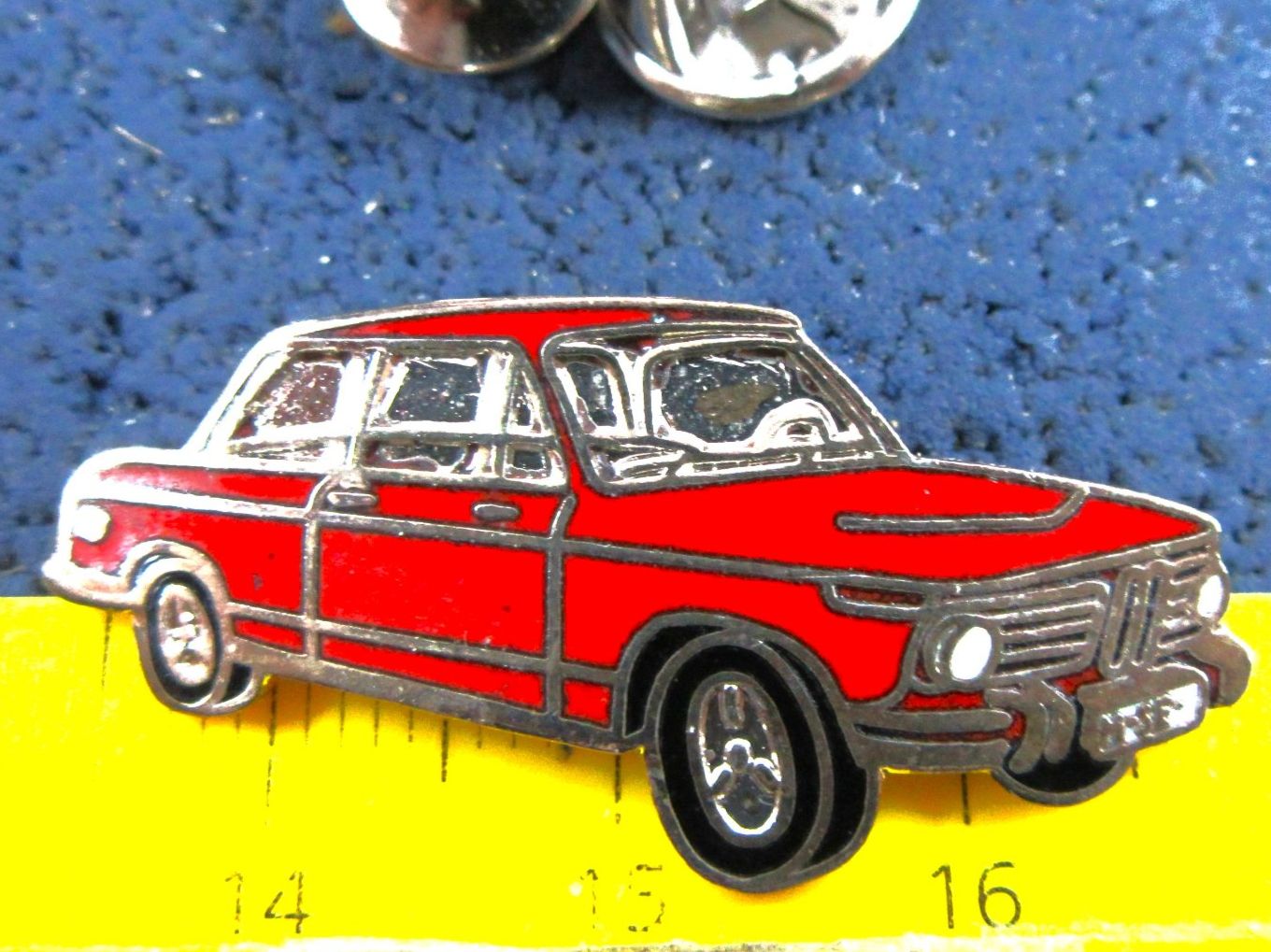 BMW Plaketten & Abzeichen: BMW 2002 ROT OLDI AUTO PIN ENAMEL mit SECURITY-CLIP – Gebraucht aus Ettingen von Hausi4711 1