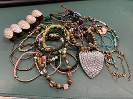 27 Teile Modeschmuck - meistens Armbänder - neuwertig