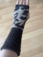 Gestrickte Armstulpen, Braun mit Animal Print