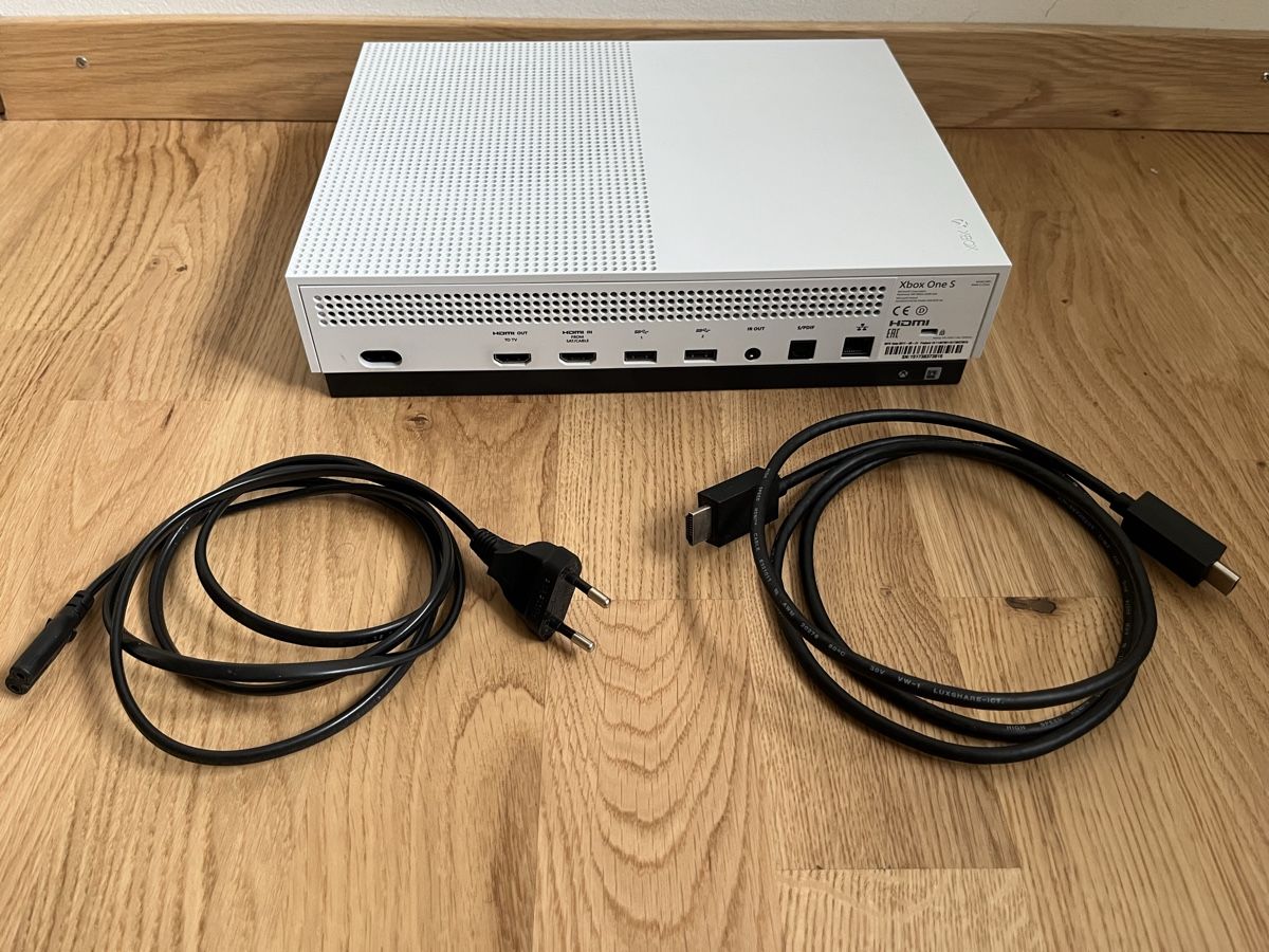 Microsoft Console: Xbox One S Konsole mit Controller – Usato da Köniz venduto da MHofer93 2