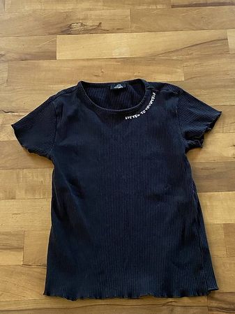 Schwarzes T-Shirt mit Schriftzug „listen to yourself“