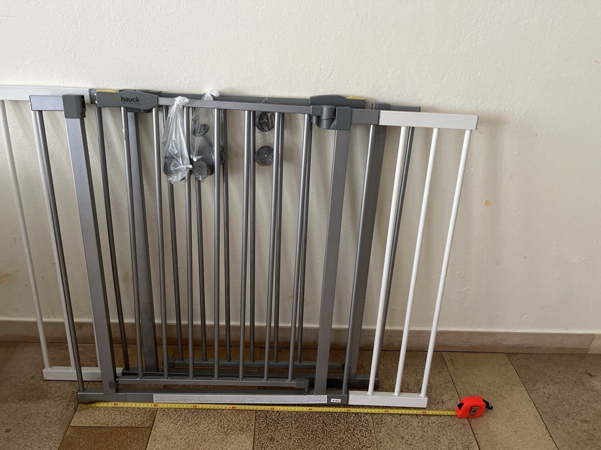 Sicherheit: 2x Tür- oder Treppenabsperrgitter von Hauck +Verlängerung  – Gebraucht aus Liestal von Tumbat