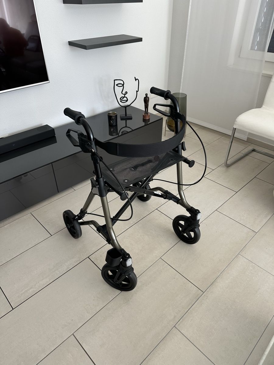 Gehhilfen: Rollator – Neu (gemäss Beschreibung) aus Schenkon von beri007
