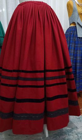 Robe rouge et noire.