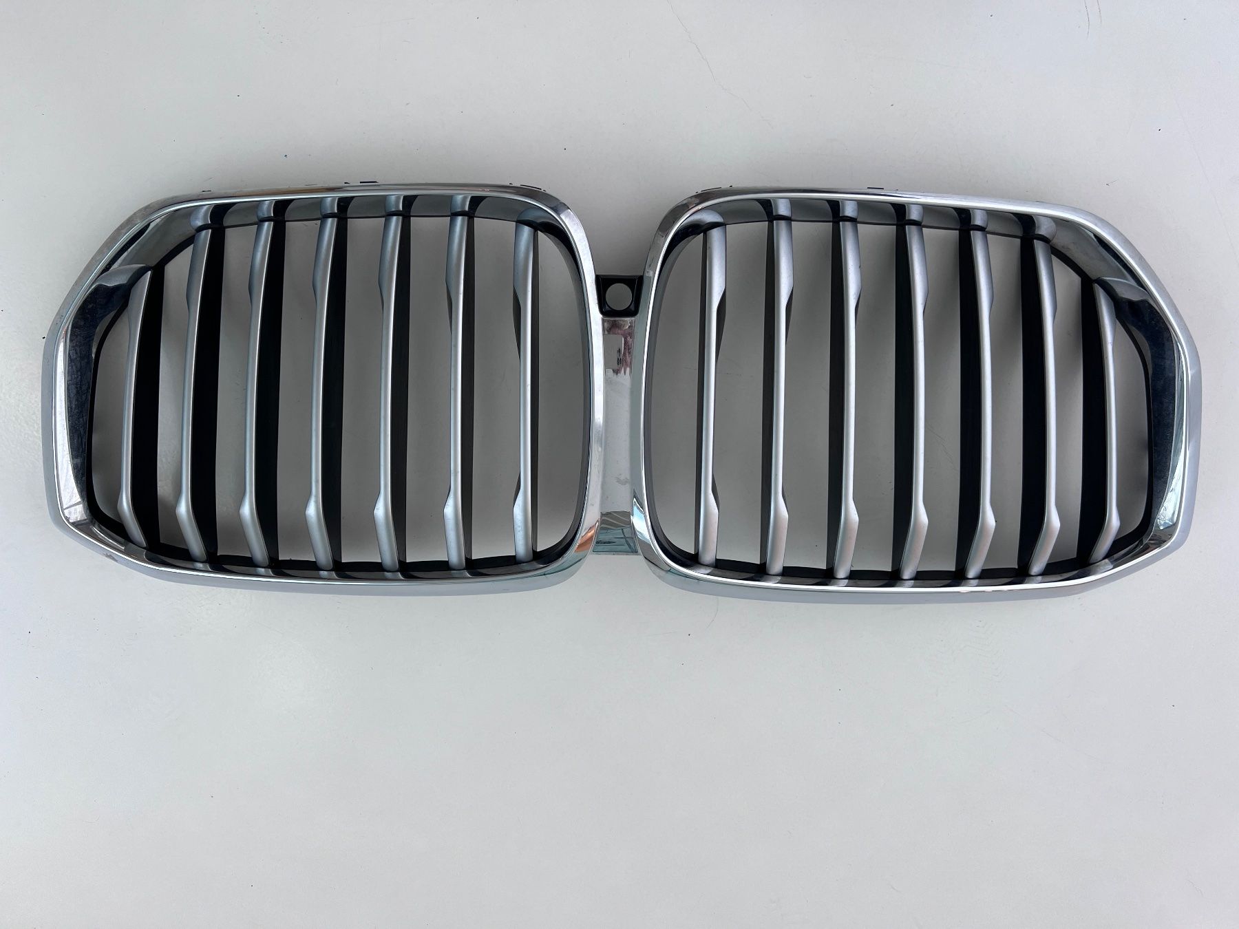 BMW Tutti pezzi di ricambio auto: Grill / BMW Niere silber X5 – Usato da Küsnacht ZH venduto da Studjus