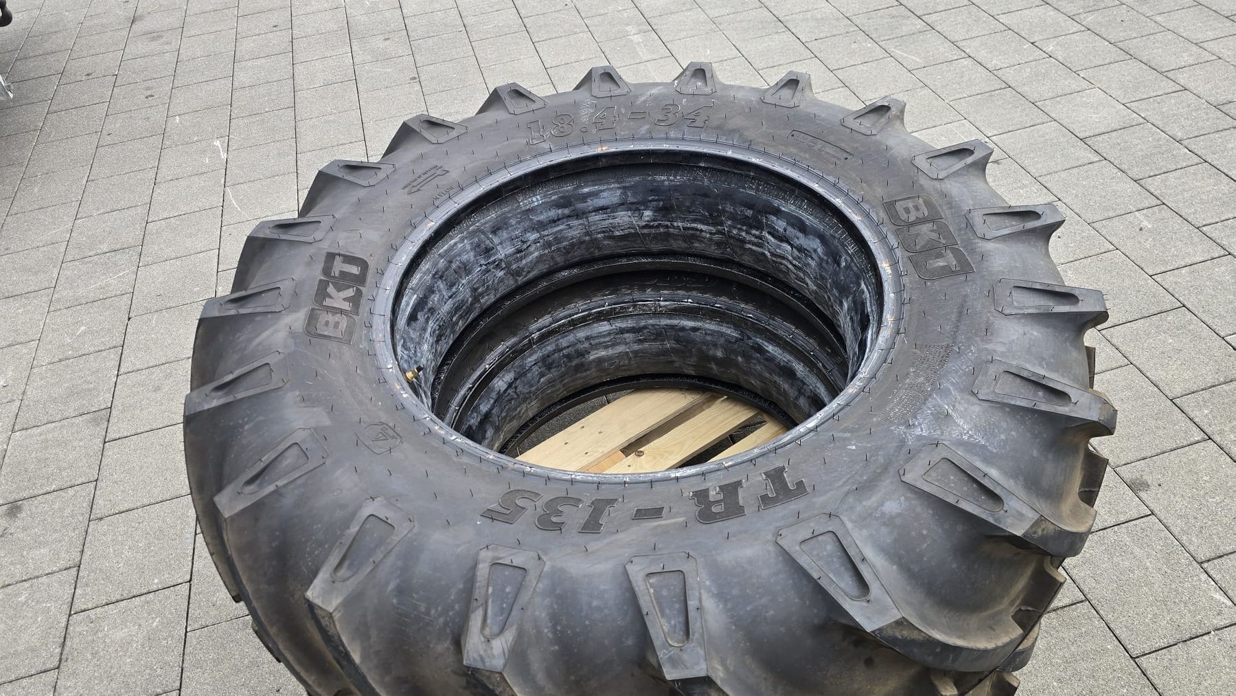 Trattori: Hinter Reifen für Traktor  – Usato da Buttisholz venduto da EAGB 1