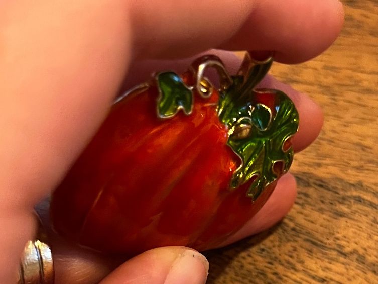 Spille & Fermagli: Herbstliche Kürbis Brosche, Emaille – Nuovo e nell'imballaggio originale da Gams venduto da Mariawicca 2