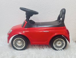Petite voiture Fiat 500 rouge 