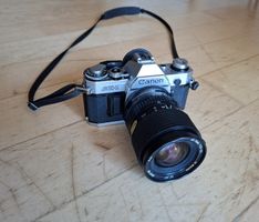 Canon AE-1 Spiegelreflex Kamera mit Objektiv