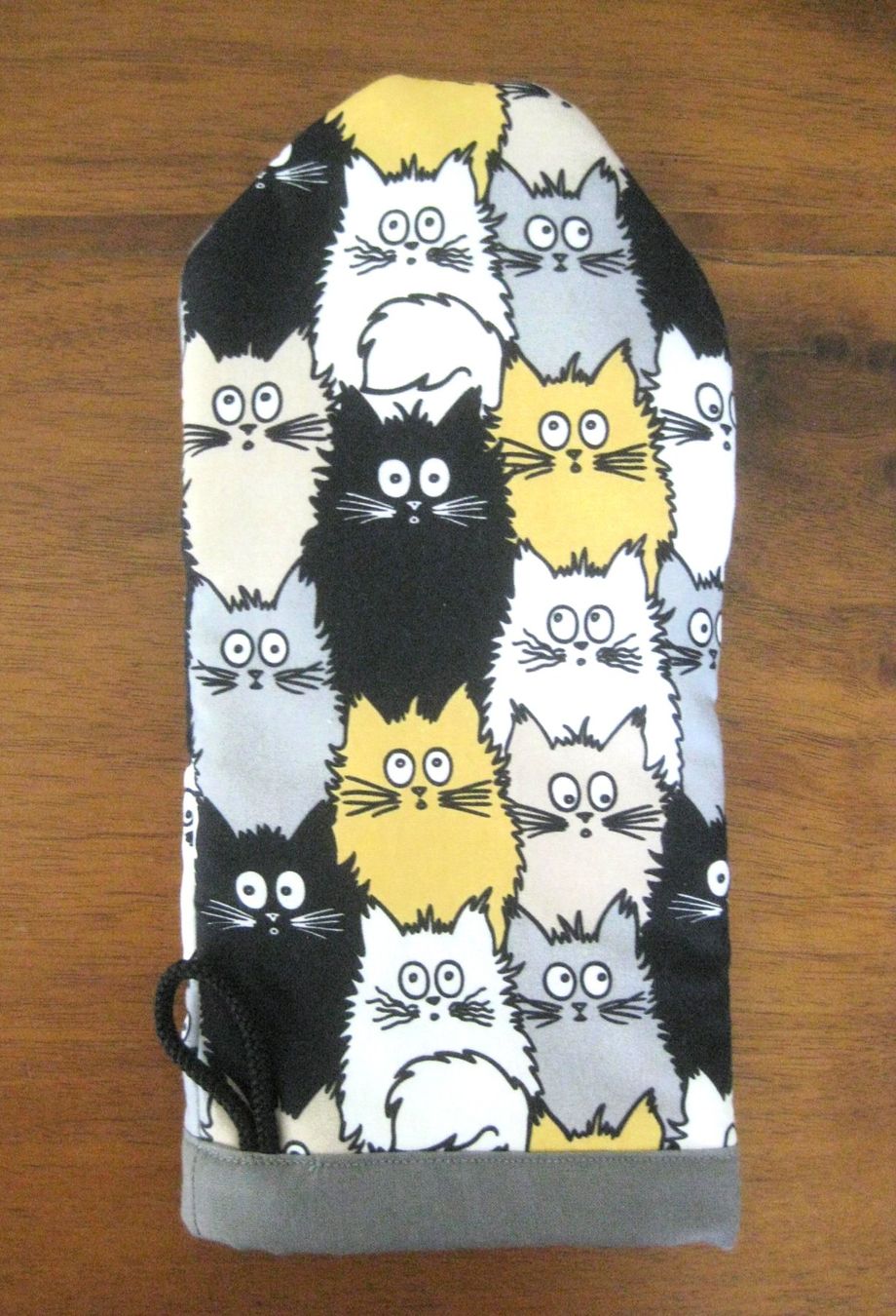 Gants & mitaines : Backhandschuh, Grillhandschuh, mit Katzen, Handarbeit – Neuf (Voir description) à Kriens par Kraeutergarten