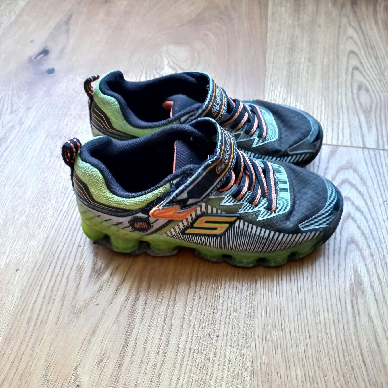 Skechers Schuhe für Jungen: Skechers mit Licht gr.32 – Gebraucht aus Bachenbülach von enigmatic