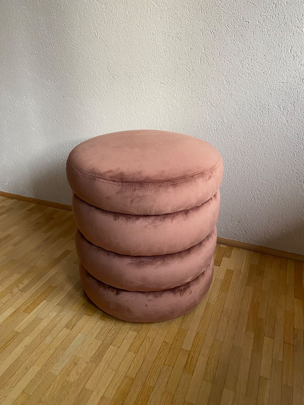 Westwing Hocker: Samt Hocker (Westwing) – Gebraucht aus Arbon von fluffyconqueror 3