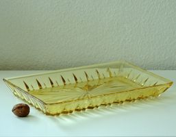 Plat rectangulaire art déco en verre pressé jaune
