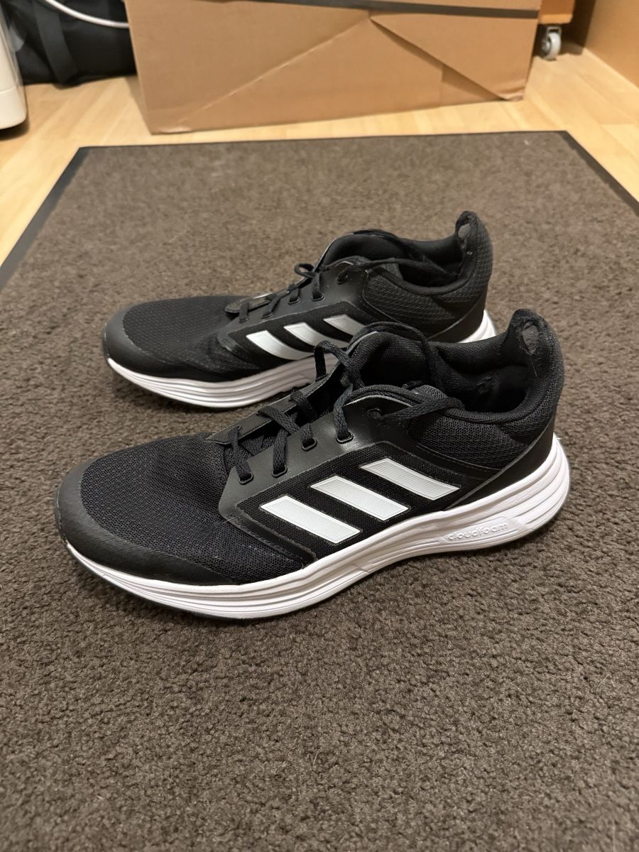 Adidas Herrenschuhe: Adidas Sneaker schwarz Grösse 42 gebraucht – Gebraucht aus Untervaz von jjlobo