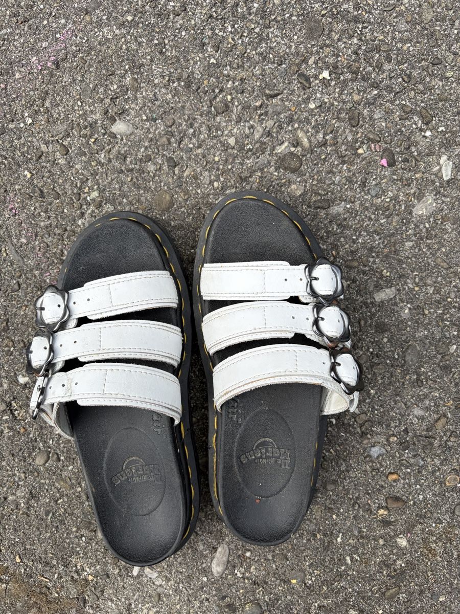 Dr. Martens Damenschuhe: Dr. Martens weisse Sandalen Gr. 36.5 – Gebraucht aus Müntschemier von R.e.b.e.c.c.a