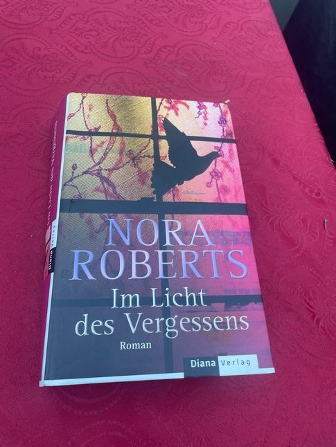 Libri: Nora Roberts Im Licht des Vergessens – Usato da Bergdietikon venduto da Book-4-you_2nd