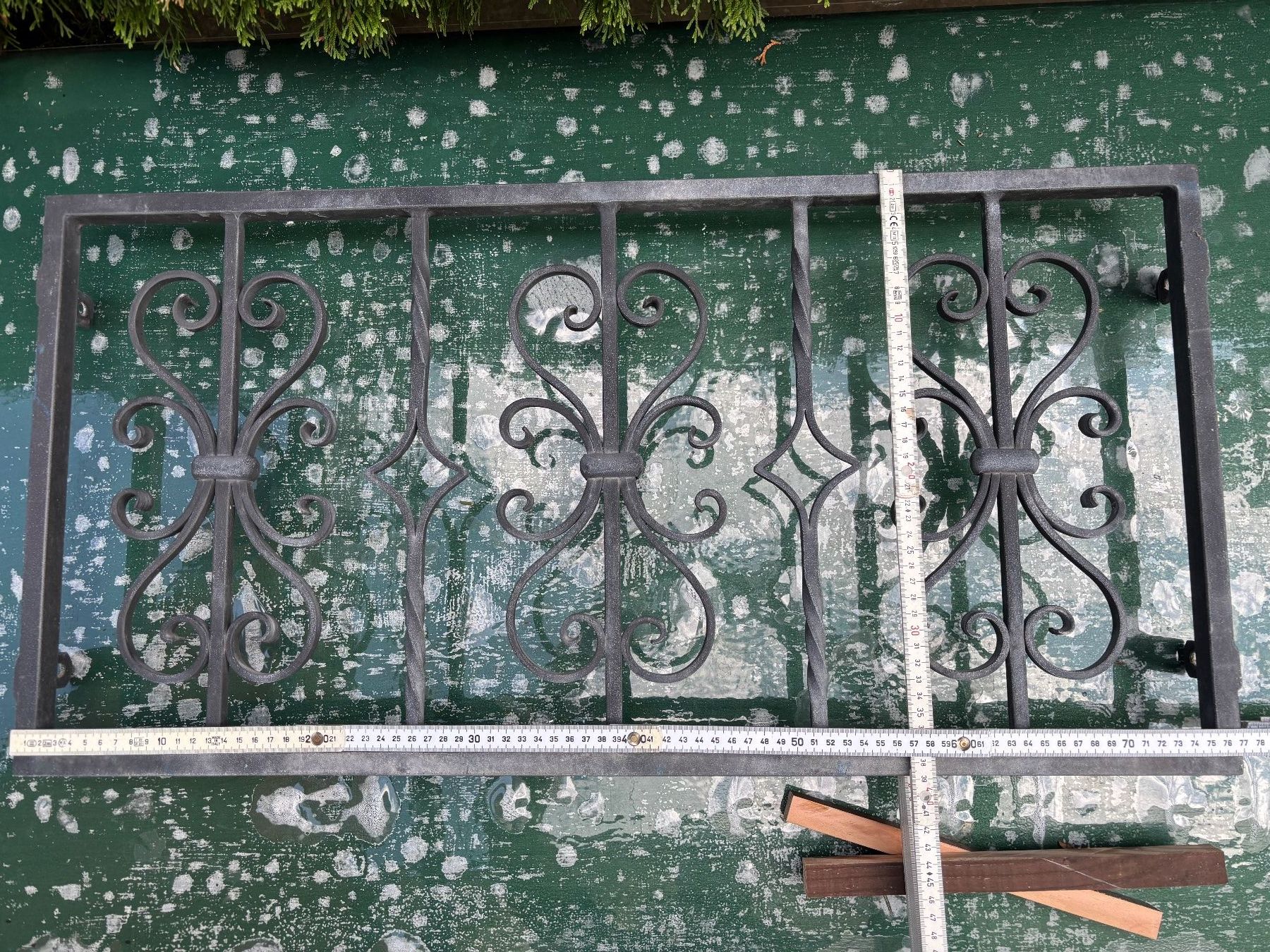 Gitter & Roste: Fenstergitter, massiv, alt – Gebraucht aus Niederurnen von Guste