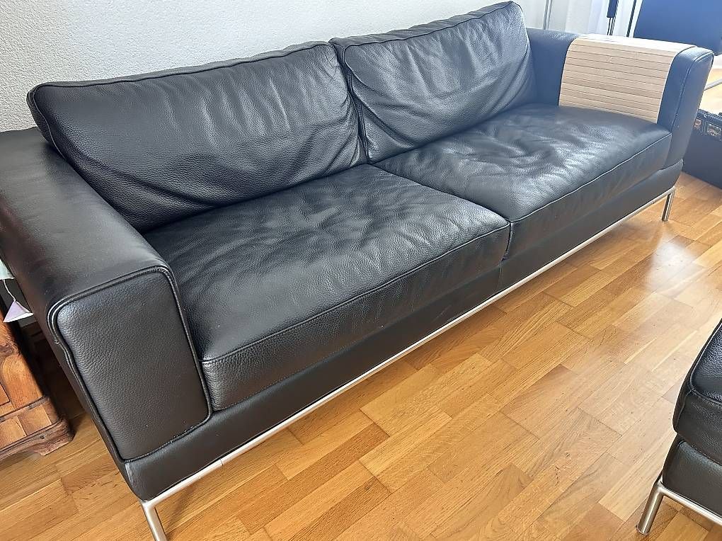 Ikea Sofas: GRATIS: Schwarzes Ledersofa mit passendem Hocker – Gebraucht aus Liebefeld von Topina16 2