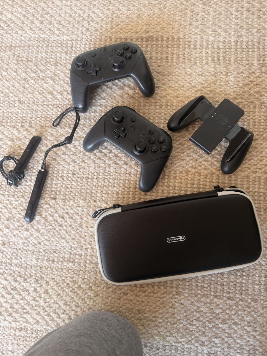 Nintendo Console: Nintendo Switch OLED mit viel Zubehör! – Usato da Biberstein venduto da romeo_86 1