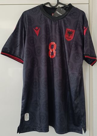 Macron Fussballtrikot Albanien Grösse M mit Nr. 8