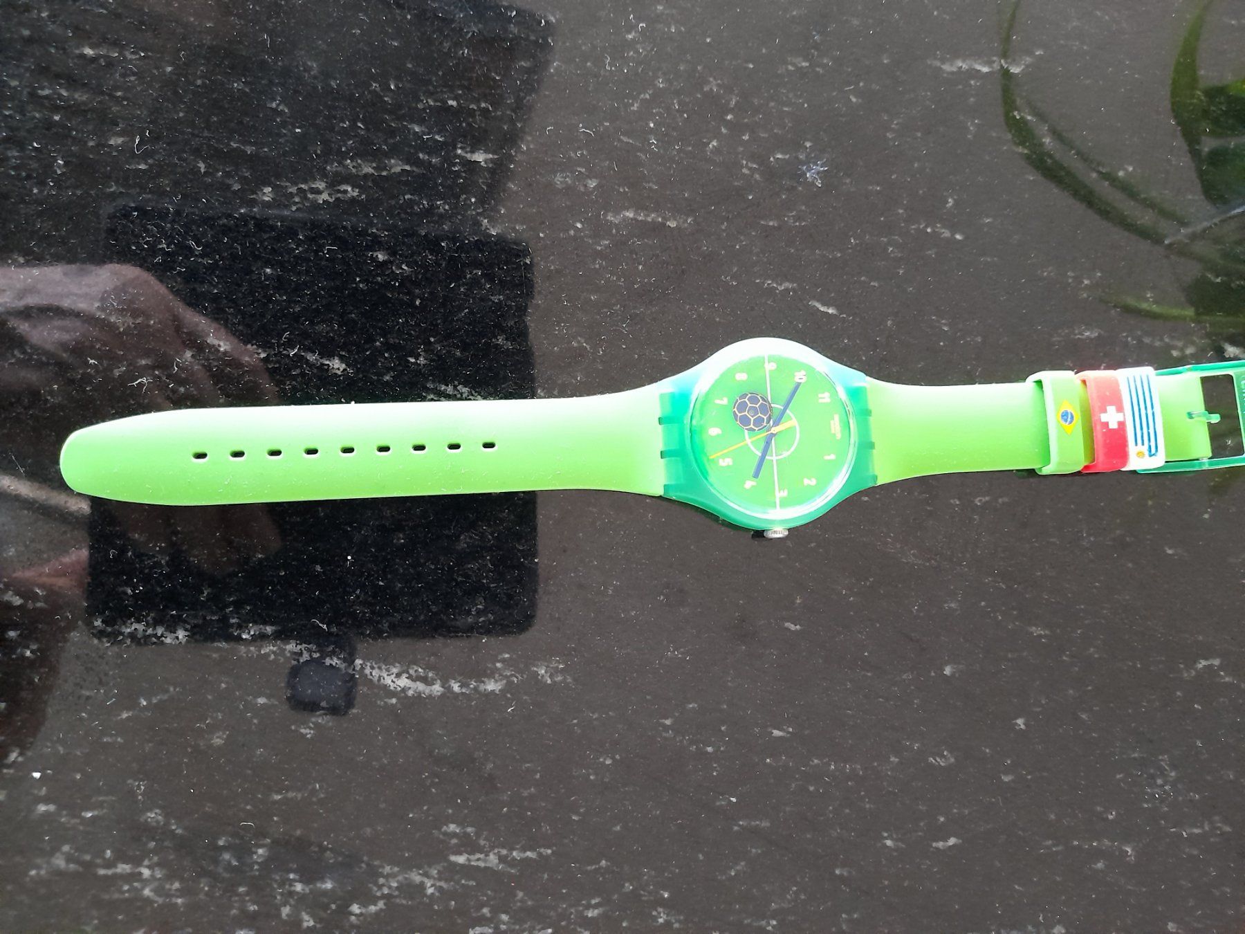 Swatch Orologi: Fussball Swatch Uhr, gruene Farben – Usato da Männedorf venduto da Igel24 1