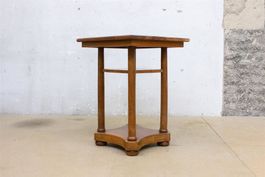 Beistelltisch aus Nussbaumholz