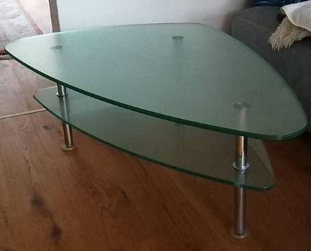 Tavoli: Couchtisch Glas-Design, dreieckig 2 Ebenen – Usato da Veltheim venduto da carsandparts