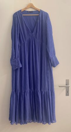 Zara Maxikleid Volantrock Plissee violett Gr. XL