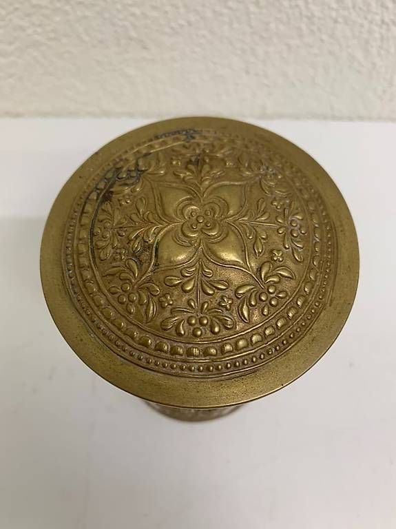 Tutte le decorazioni: Antike Indische Messingdose mit floralem Reliefdekor – Usato da Obernau venduto da Arche_Noah_Brocki 3
