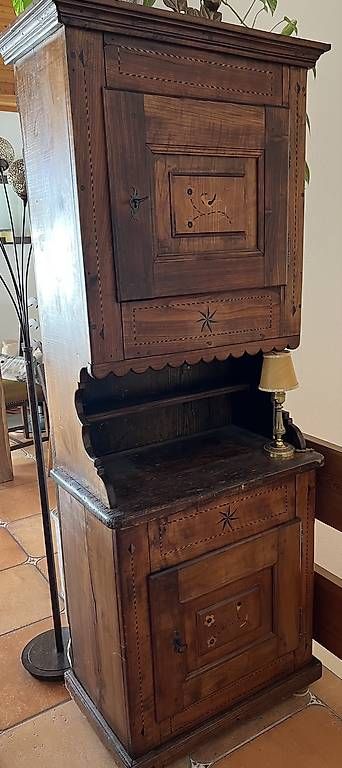 Schränke: Apothekerschrank handbemalt mit Intarsien – Gebraucht aus Quarten von car_s76g