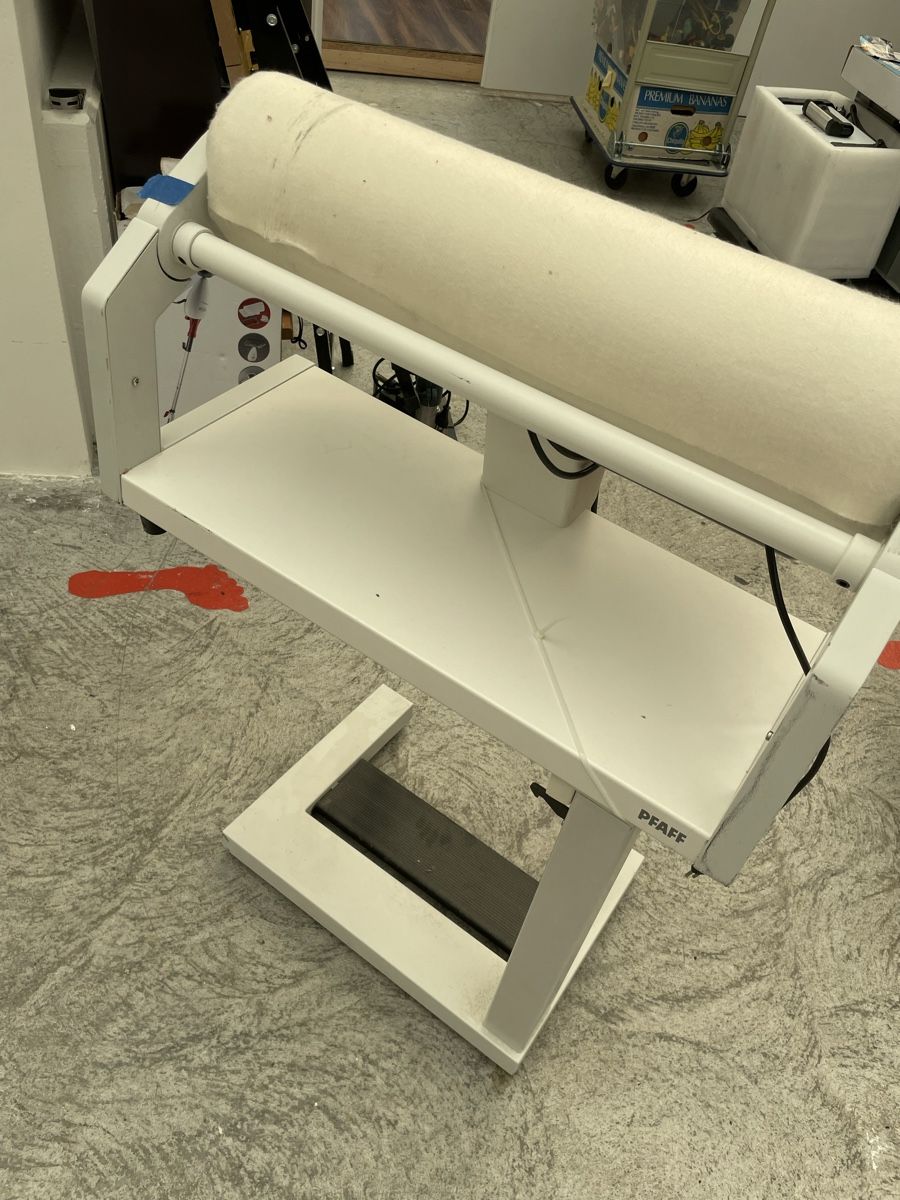 Tutte le macchine: Bügelmaschine – Usato da Bäch SZ venduto da inf_jgc8