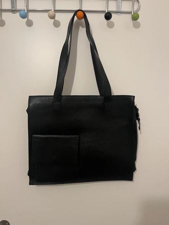 Schwarze Ledertasche