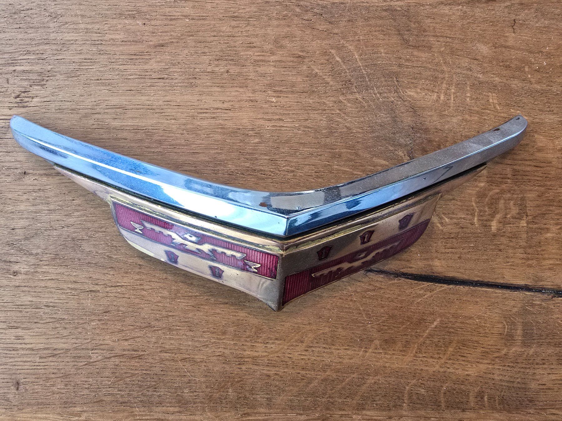 Tutti pezzi di ricambio auto: Desoto Emblem – Usato da Hüntwangen venduto da Scarciglias-Antiques 1
