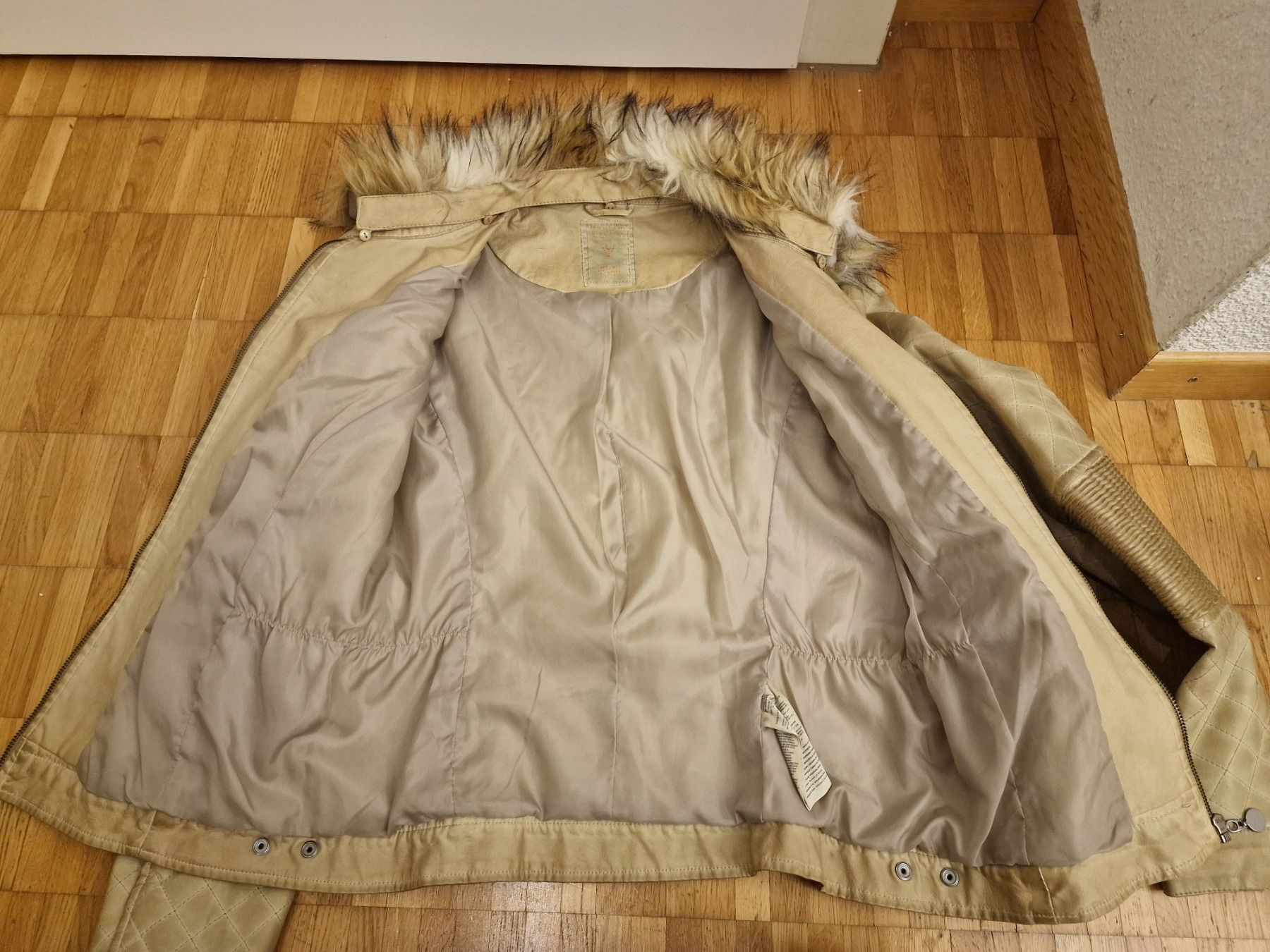 Guess Jacken: Guess Damen Jacke, beige, Gr. M – Neu (gemäss Beschreibung) aus Wädenswil von Gabinomi 2