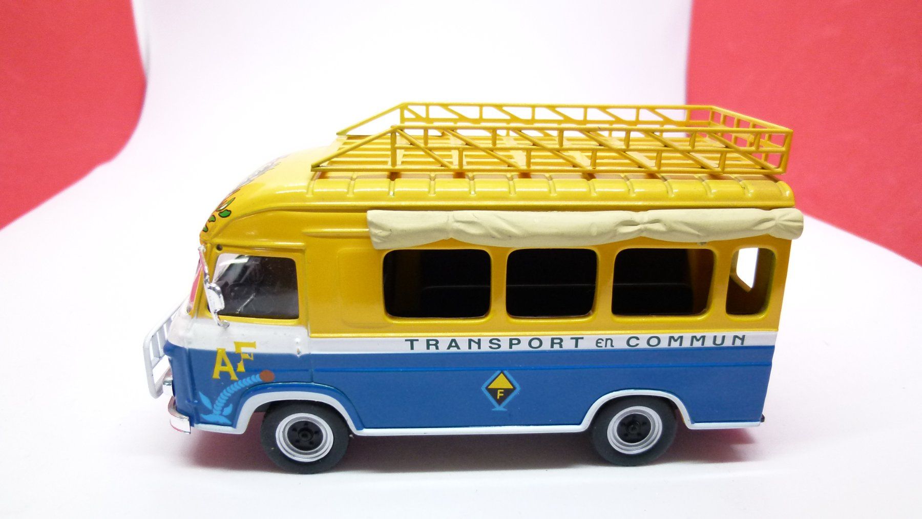 Renault Modellini d'auto: Renault  "Saviem" - Bus "Arabien oder" ?? - top Rarität – Usato da Reiden venduto da Aston2