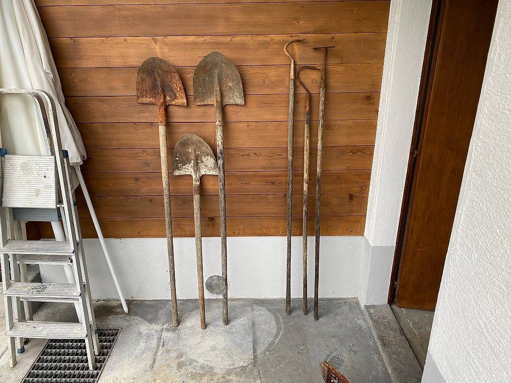 Tutti gli attrezzi: Diverse Gartenwerkzeuge – Usato da Schwanden-Brienz venduto da Belvedere_