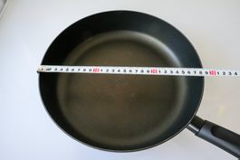 Bratpfanne von Migros, schwarz, 28 cm Durchmesser, praktisch
