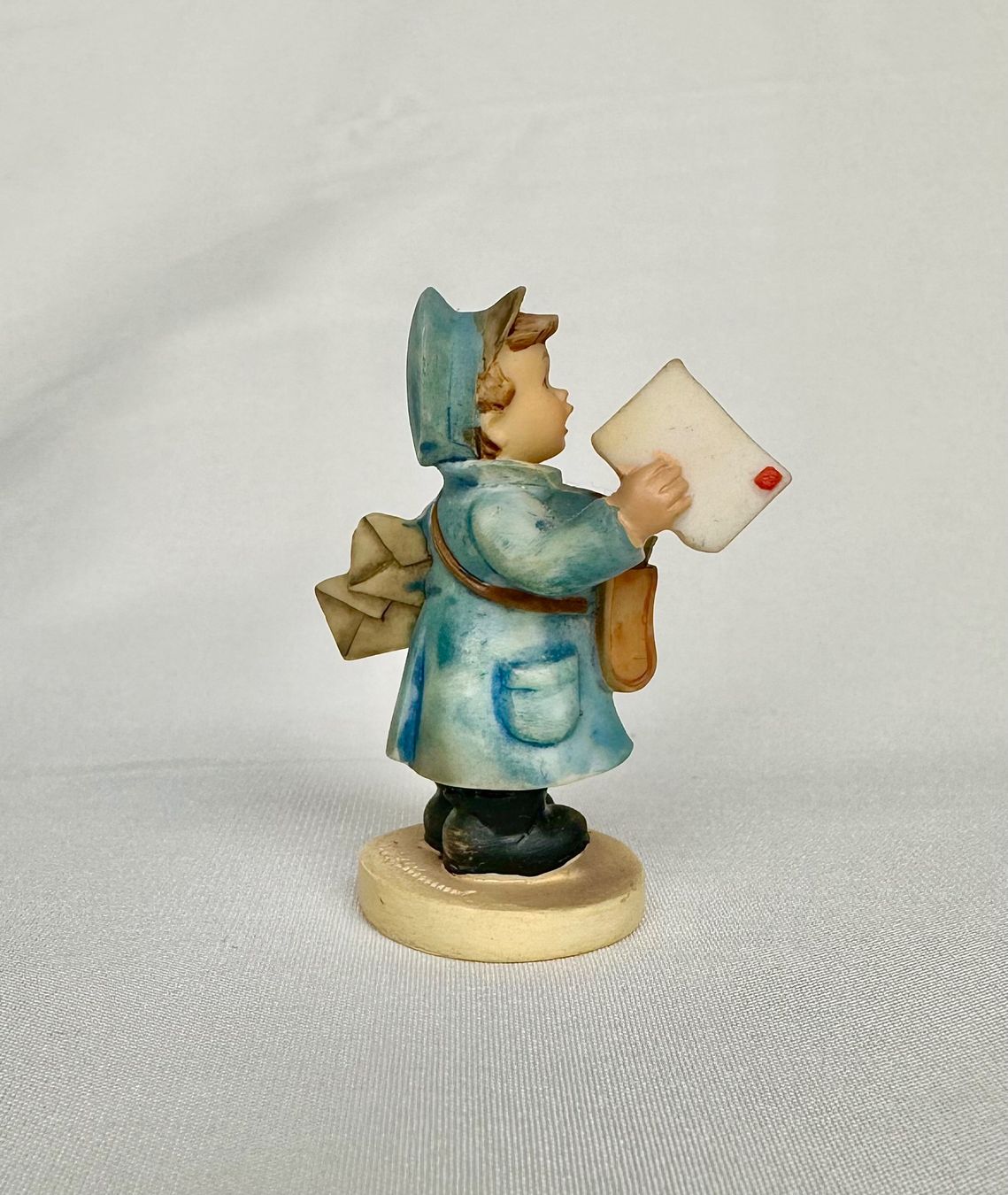 Hummel Statuette: Süsse Goebel Hummel Figur Postbote – Usato da Steinen venduto da SputnikSweetheart 3