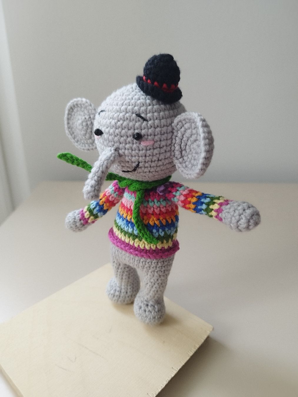 Giocattoli: Handmade Crochet Elephant with Hat, Adorable Present-17 cm – Nuovo e nell'imballaggio originale da Arnex-sur-Orbe venduto da can_97vn 5