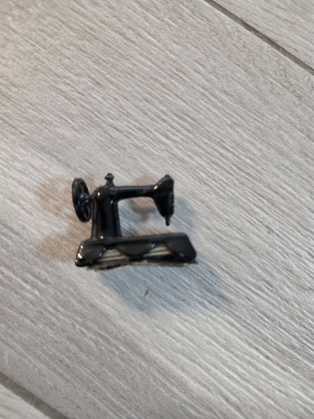 Tutte le decorazioni: Miniatur Nähmaschine Figur  – Usato da Dorf venduto da Echo_Elements