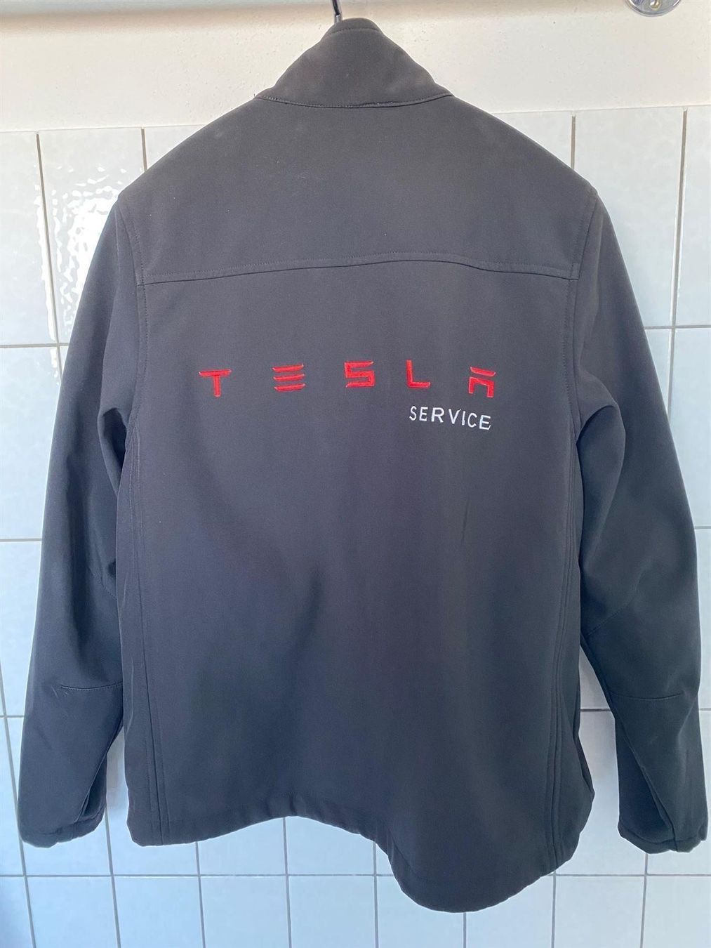 Tesla Giacche: Tesla Mitarbeiter Jacke Grösse M – Usato da Meikirch venduto da Konkursverwertung 1
