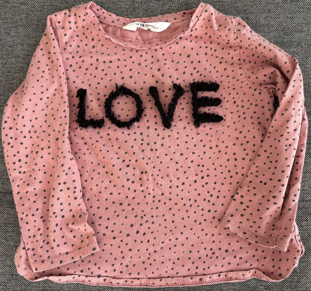 H&M Camicette, T-shirt & Top: Süsses Langarmshirt mit "Love" Print, Grösse 104 – Usato da Jegenstorf venduto da Annina0506