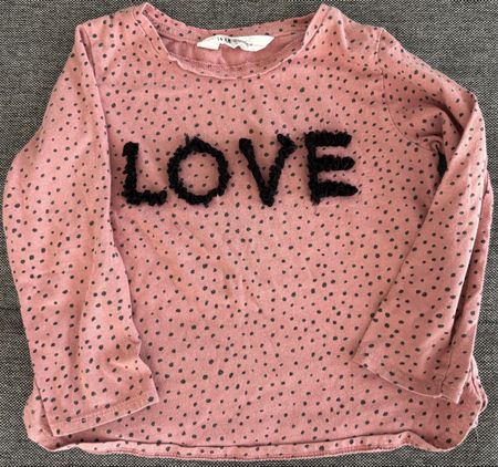 Süsses Langarmshirt mit "Love" Print, Grösse 104