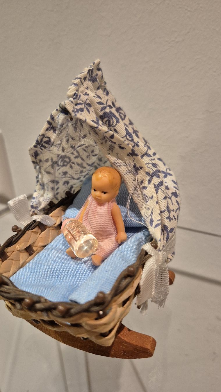 Puppenwagen: Puppenstubenwagen mit Püppchen – Gebraucht aus Schaffhausen von peggi77755 1