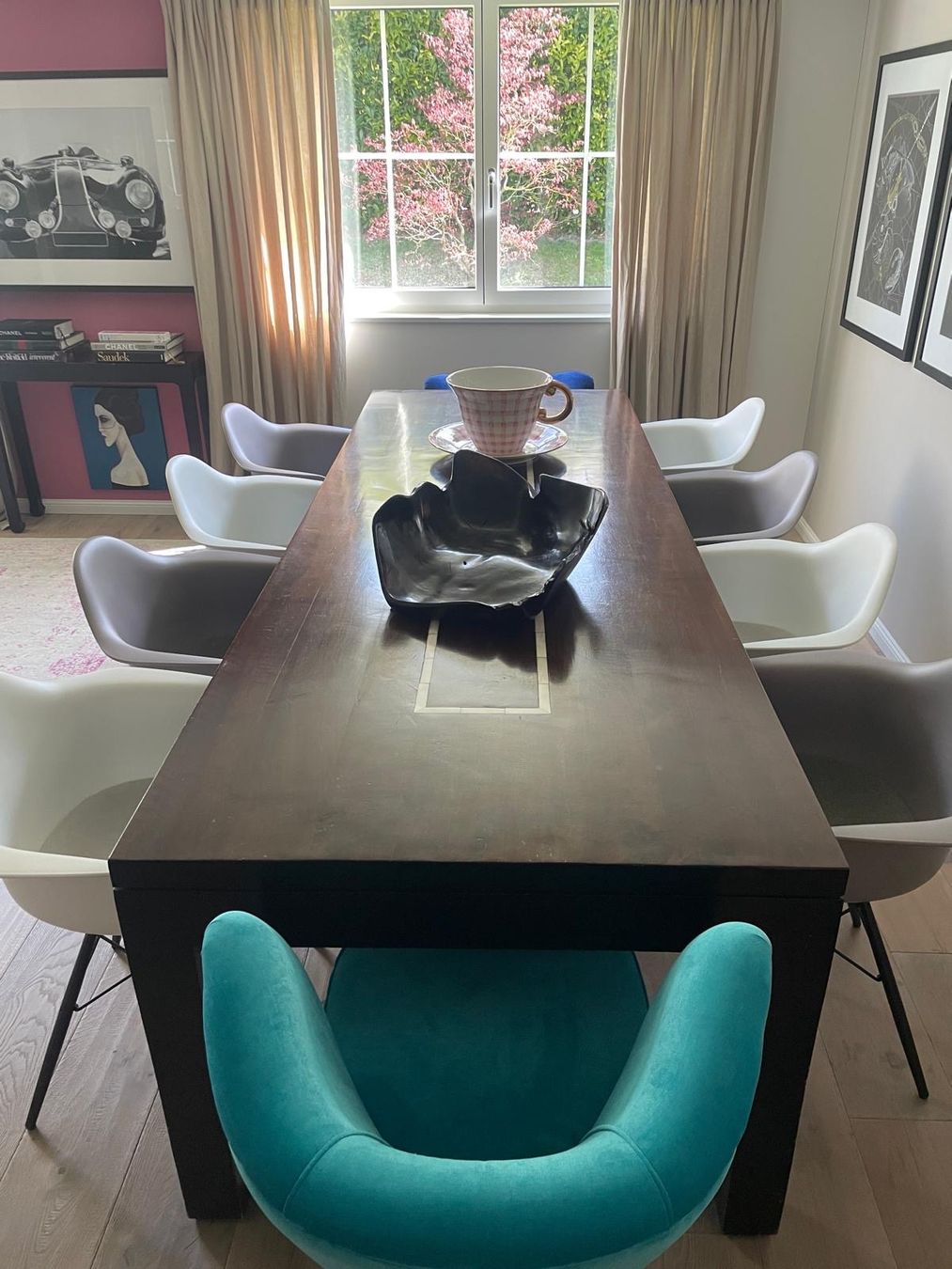 Set di tavolo e panche: Marokkanischer Nussbaum-Esstisch mit 8 Eames Vitra Stühlen – Usato da Erlenbach ZH venduto da sim_llj5 5