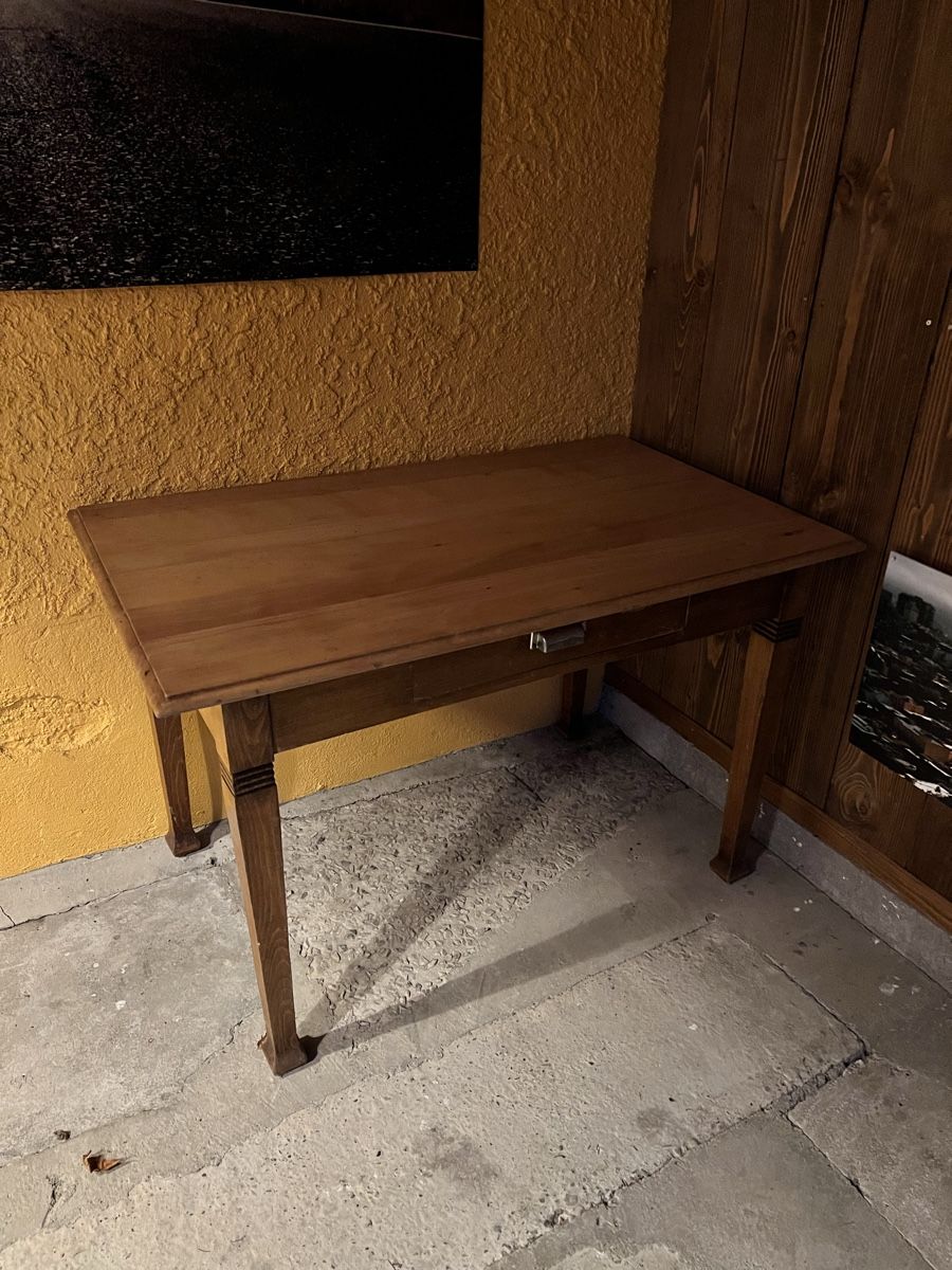 Tables: Holztisch mit Schublade – D'occasion à Münsingen par MCMLXXXI